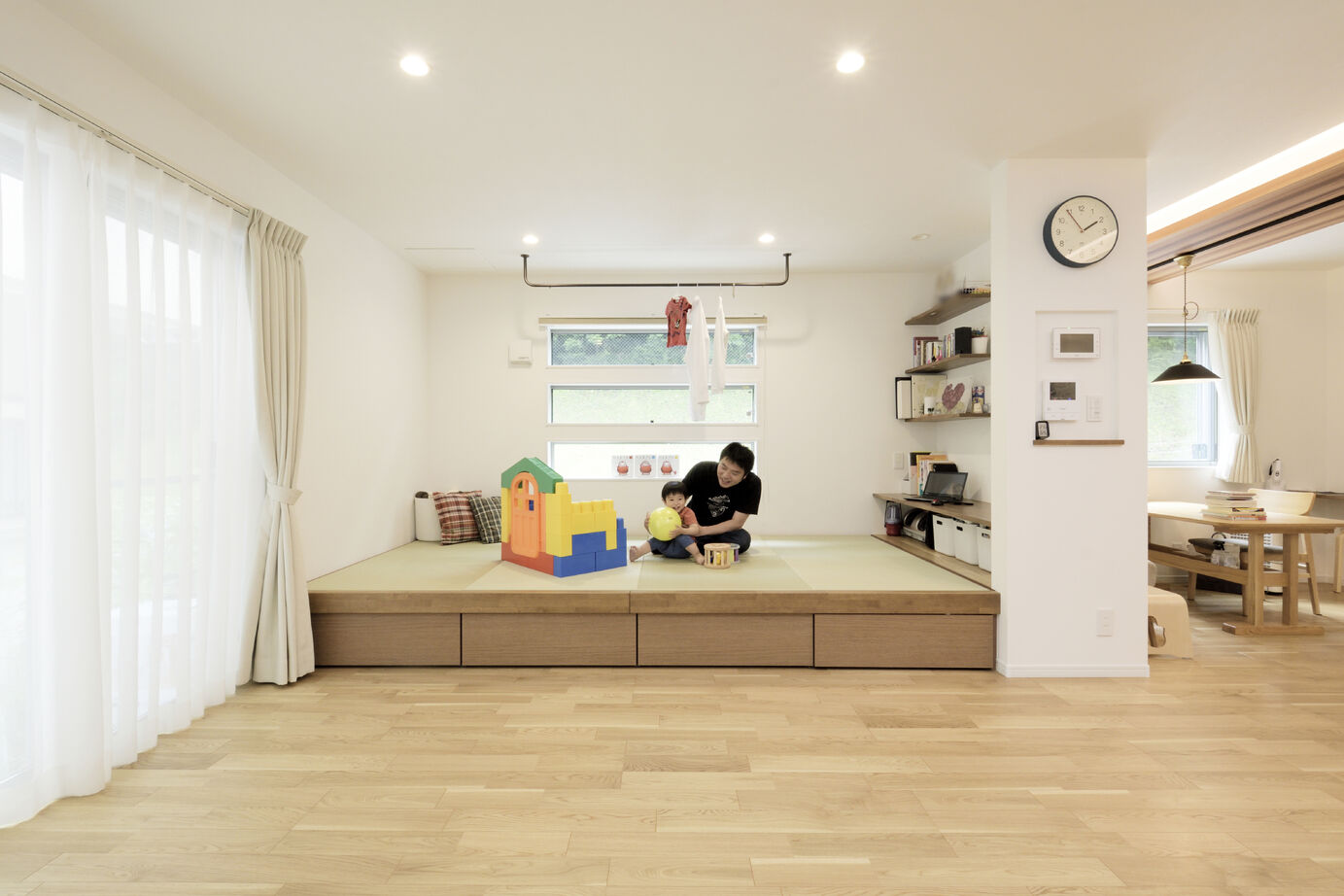 大原建設（パナソニックビルダーズグループ） 【緑を感じるルーフバルコニーのある33坪の郊外の家／間取り有】小上がり付きの広々ＬＤＫを叶えた屈強構造の建築実例画像3