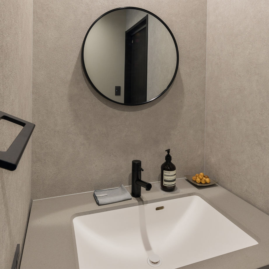 トータテハウジング 【テラス/共働き夫婦/収納充実】グレーインテリアで上品にまとめたオシャレな家の建築実例画像6