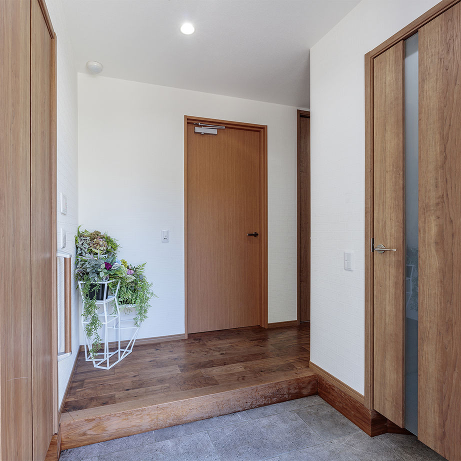 トータテハウジング 【中庭】と【３階ワイドバルコニー】が光あふれる開放感を創出。【エレベーター】のある３階建て2世帯住宅の建築実例画像2