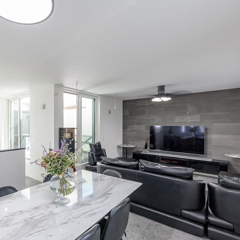 トータテハウジング 【中庭】と【３階ワイドバルコニー】が光あふれる開放感を創出。【エレベーター】のある３階建て2世帯住宅の建築実例画像3