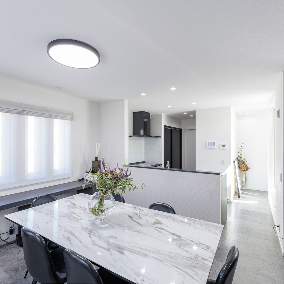 トータテハウジング 【中庭】と【３階ワイドバルコニー】が光あふれる開放感を創出。【エレベーター】のある３階建て2世帯住宅の建築実例画像4