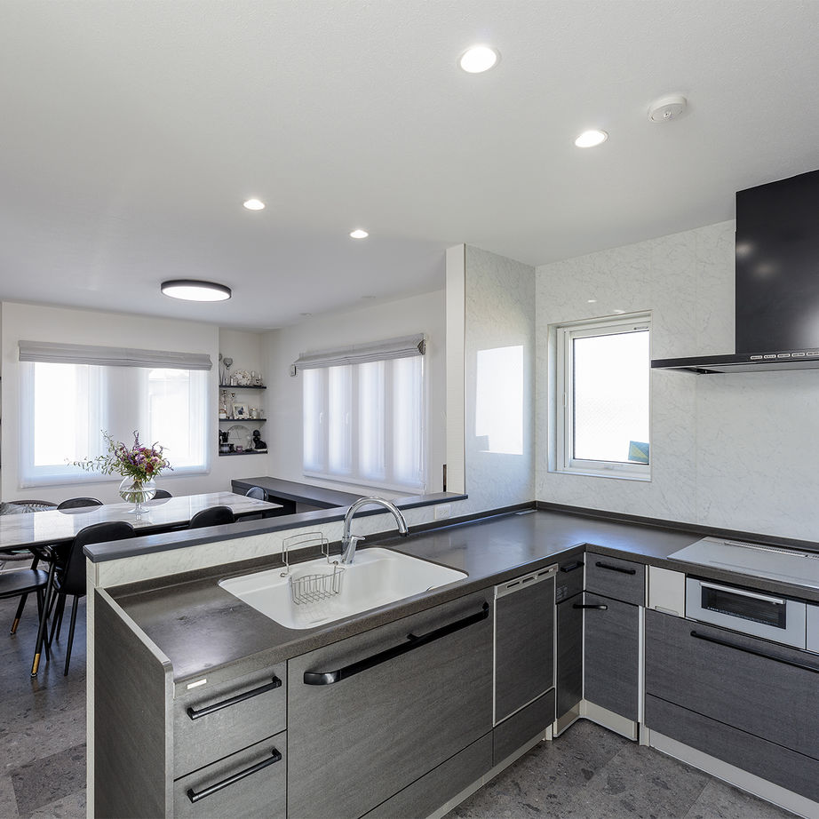 トータテハウジング 【中庭】と【３階ワイドバルコニー】が光あふれる開放感を創出。【エレベーター】のある３階建て2世帯住宅の建築実例画像5