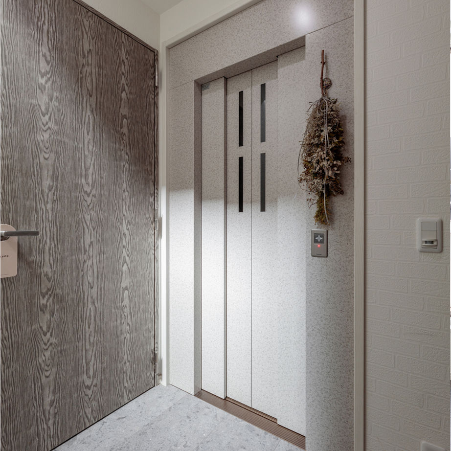 トータテハウジング 【中庭】と【３階ワイドバルコニー】が光あふれる開放感を創出。【エレベーター】のある３階建て2世帯住宅の建築実例画像8