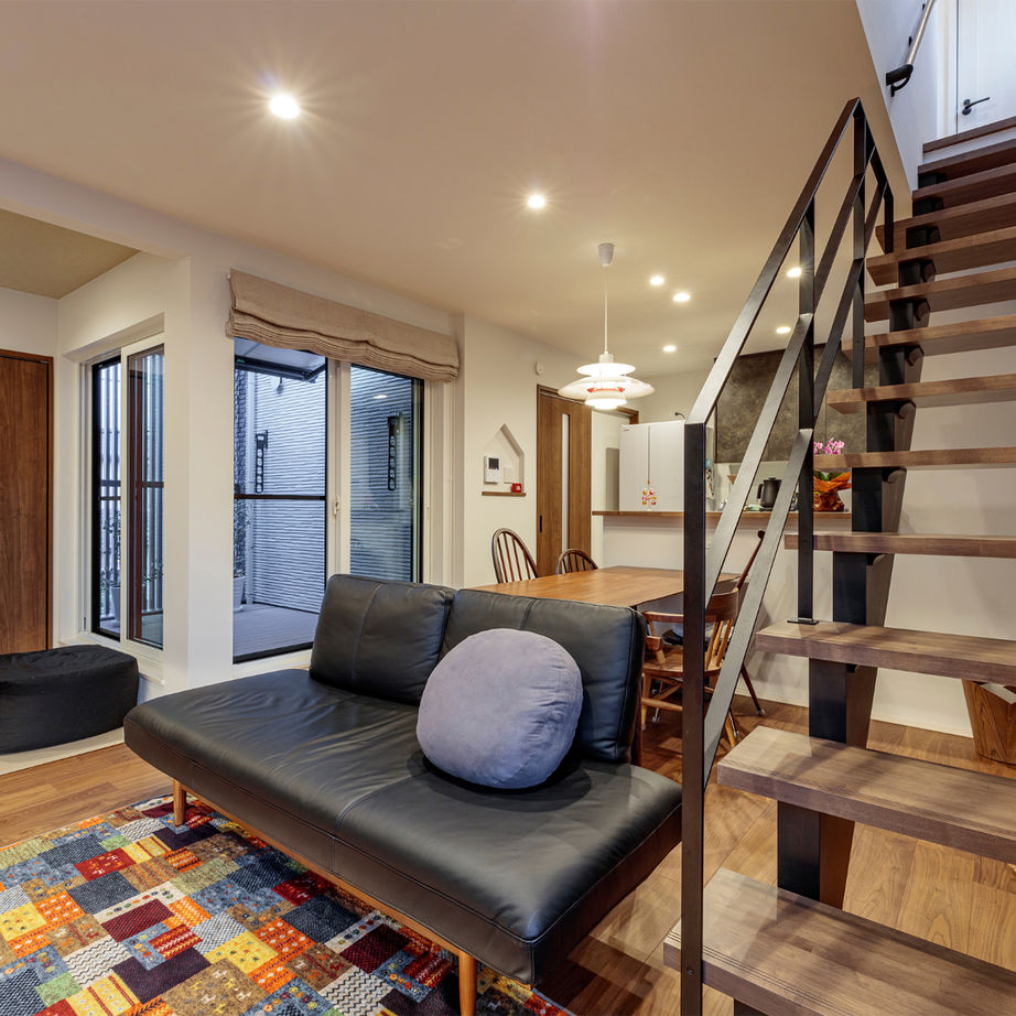 トータテハウジング 【インナーガレージ】と【中庭バルコニー】のある、光と風と空を感じられる「街なか３階建て」の建築実例画像3