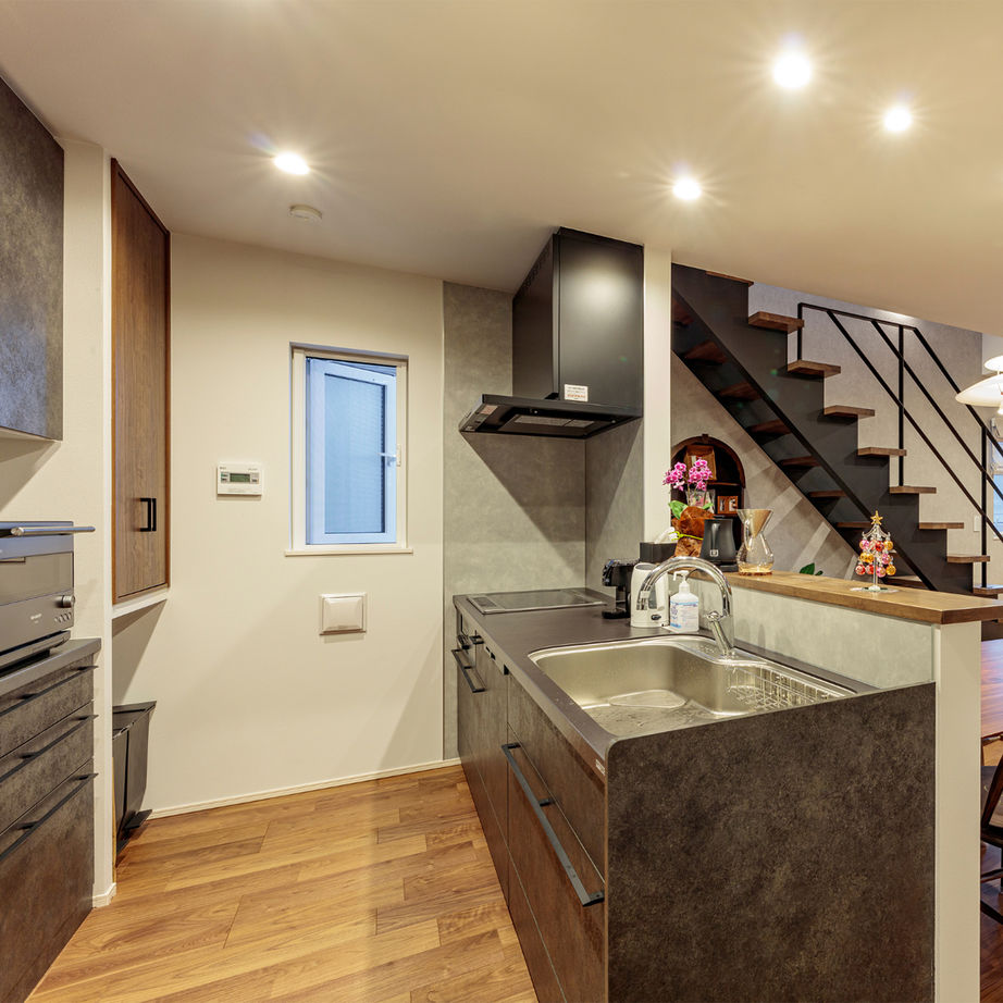 トータテハウジング 【インナーガレージ】と【中庭バルコニー】のある、光と風と空を感じられる「街なか３階建て」の建築実例画像7