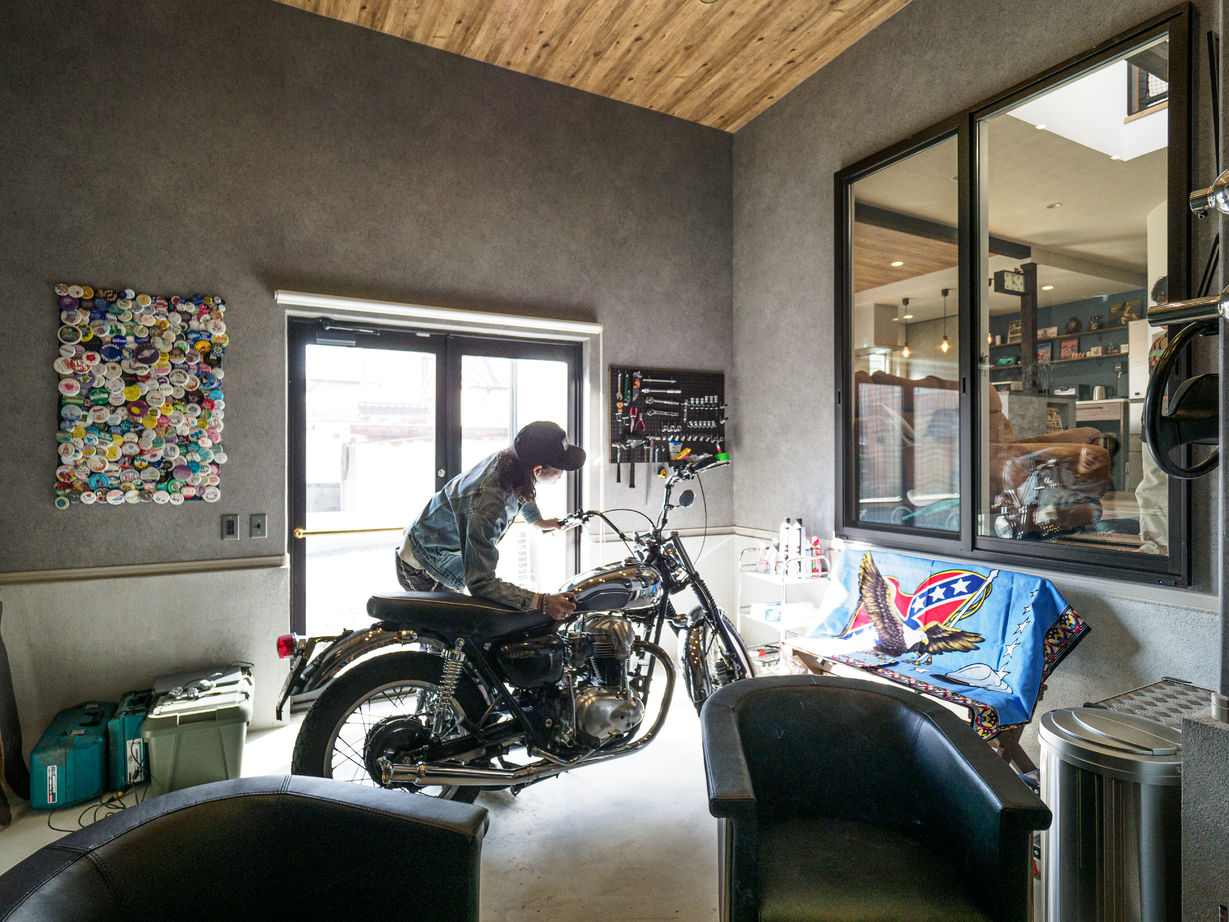 ドヒハウス 【2500万円～2999万円台／ガレージハウス】部屋からバイクを鑑賞アメリカンビンテージハウスの建築実例画像3