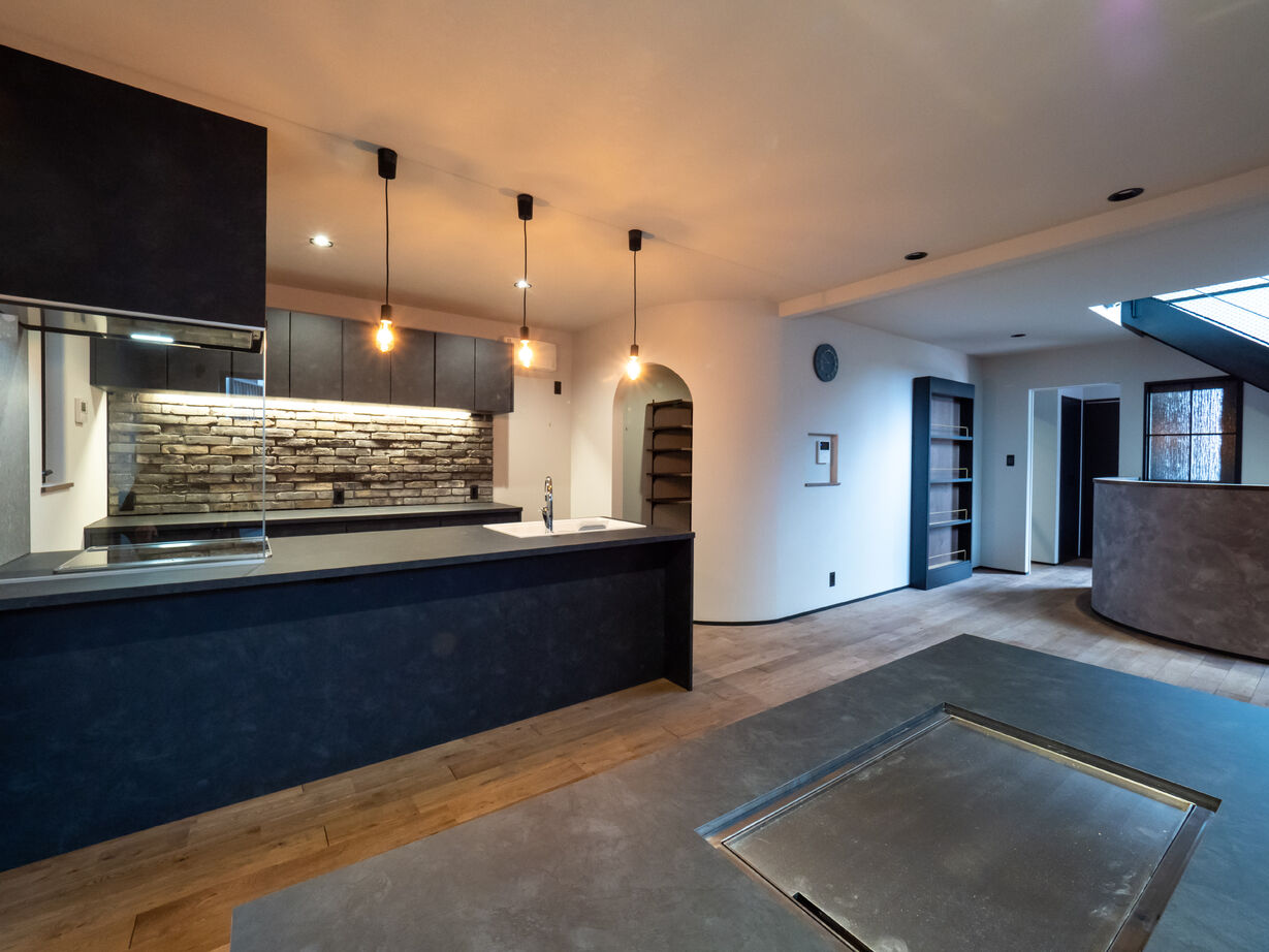 ドヒハウス 【間取り図有/二階建て/3LDK】キッチンのアクセント抜群、R壁を楽しむ家事動線が楽なお家の建築実例画像2