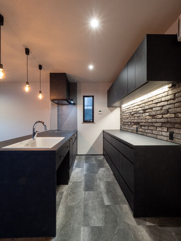 ドヒハウス 【間取り図有/二階建て/3LDK】キッチンのアクセント抜群、R壁を楽しむ家事動線が楽なお家の建築実例画像3