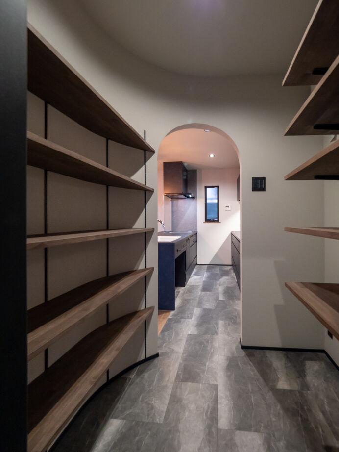 ドヒハウス 【間取り図有/二階建て/3LDK】キッチンのアクセント抜群、R壁を楽しむ家事動線が楽なお家の建築実例画像4