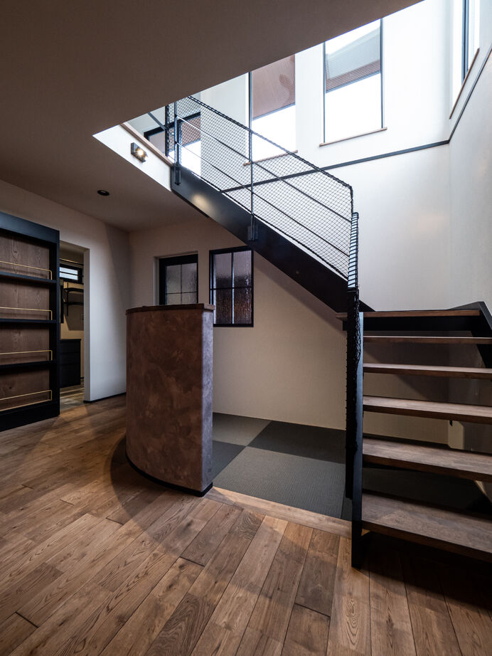 ドヒハウス 【間取り図有/二階建て/3LDK】キッチンのアクセント抜群、R壁を楽しむ家事動線が楽なお家の建築実例画像9