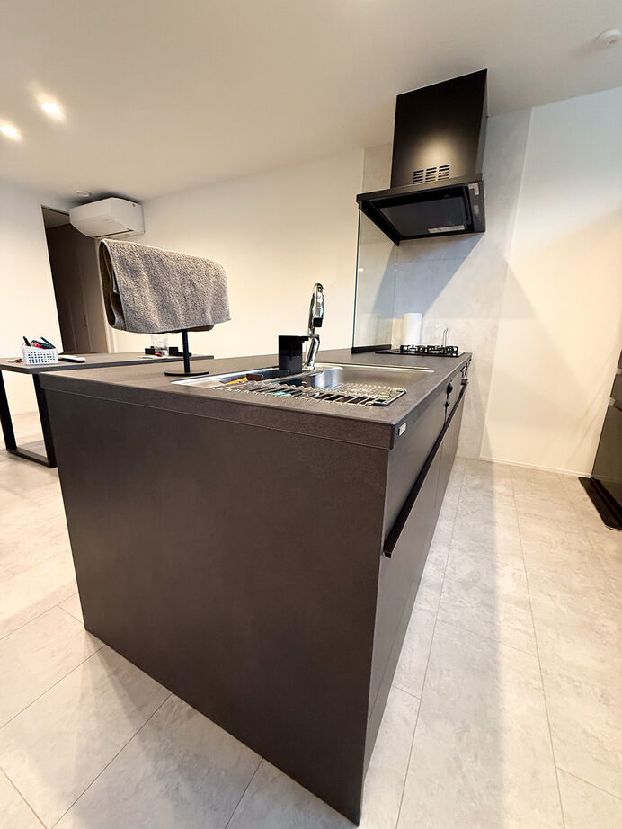 カシコ・クラッセ　樺山工務店 【兵庫県宝塚市／高性能／2000万円台】モノトーンが映えるモダンデザインの家の建築実例画像3