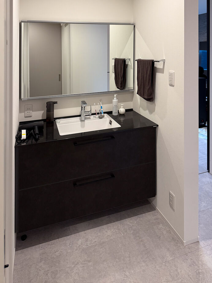 カシコ・クラッセ　樺山工務店 【兵庫県宝塚市／高性能／2000万円台】モノトーンが映えるモダンデザインの家の建築実例画像4