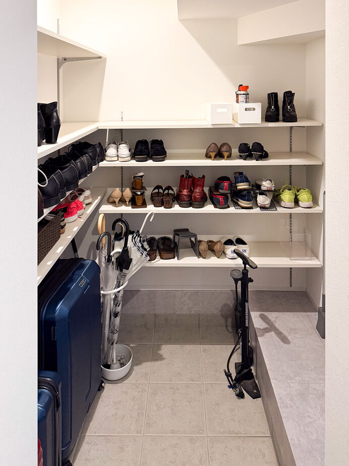 カシコ・クラッセ　樺山工務店 【兵庫県宝塚市／高性能／2000万円台】モノトーンが映えるモダンデザインの家の建築実例画像6