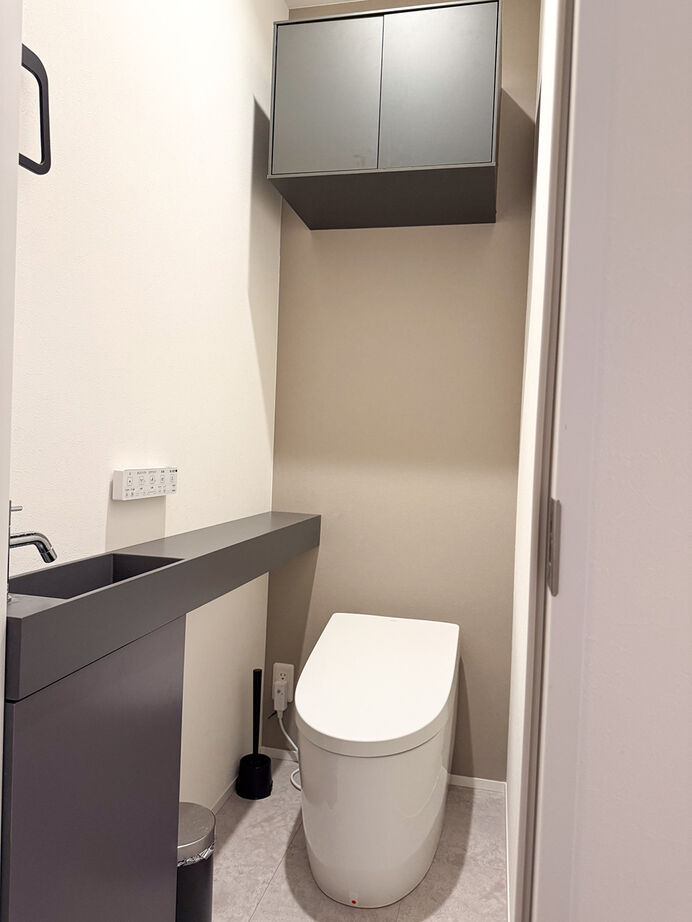 カシコ・クラッセ　樺山工務店 【兵庫県宝塚市／高性能／2000万円台】モノトーンが映えるモダンデザインの家の建築実例画像7