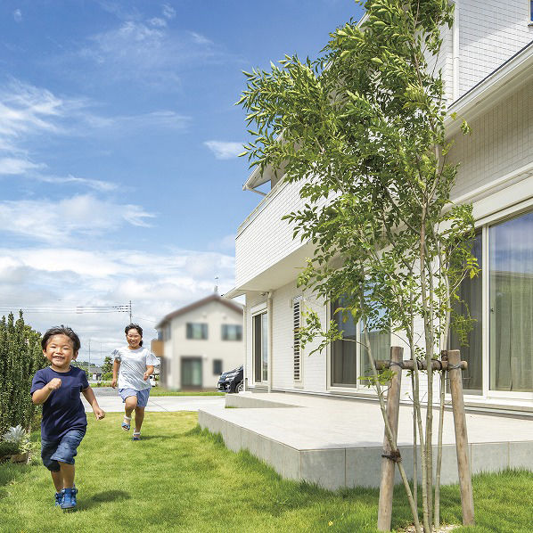 棟匠 「裸足で過ごすのが気持ちいい！」　無垢の木の優しさと全館空調で叶えたくつろぎの住まいの建築実例画像1