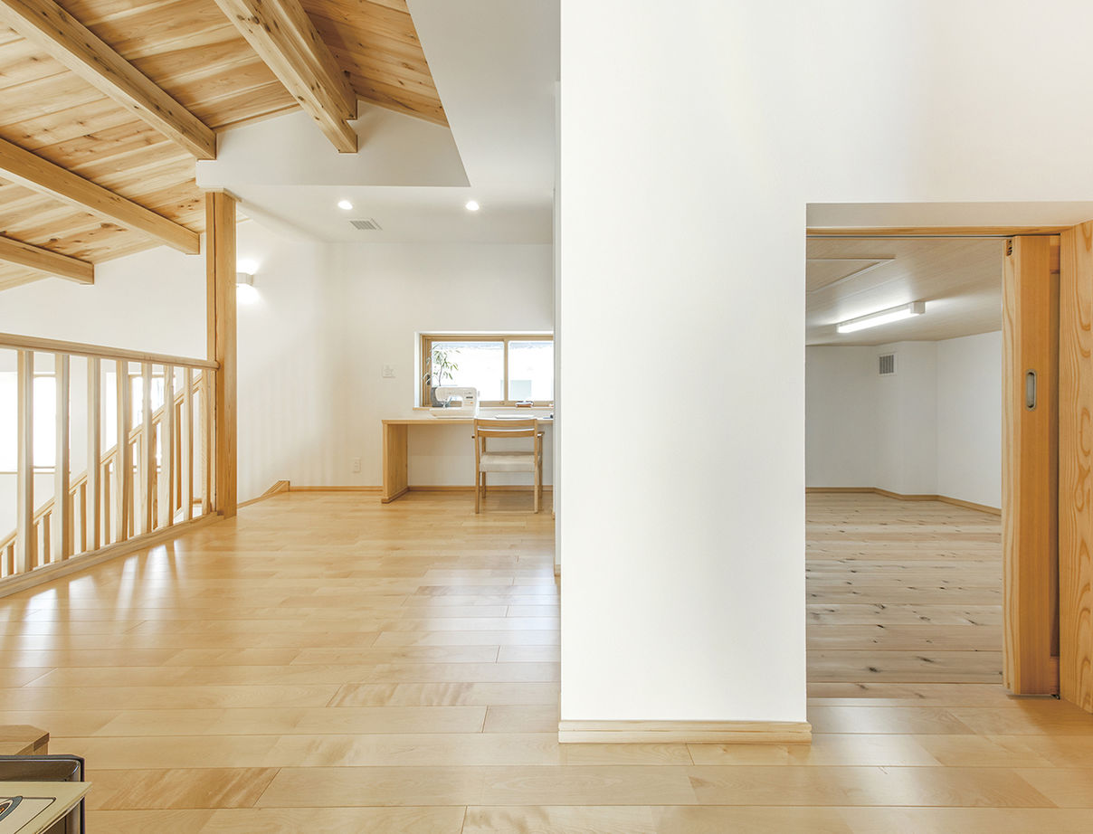 棟匠 キッズスペースに家族の図書コーナーも。シンプルな中に「好き」を閉じ込めた、一年中快適な木の住まいの建築実例画像6