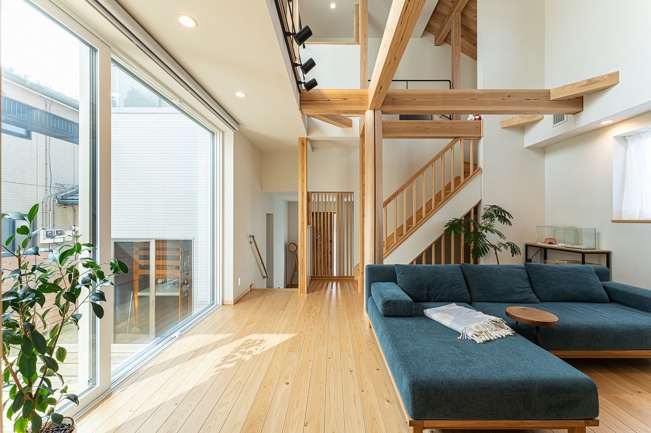 棟匠 ビルトインガレージと半地下空間で趣味を愉しむ。デッキのあるコの字型の木の家の建築実例画像3