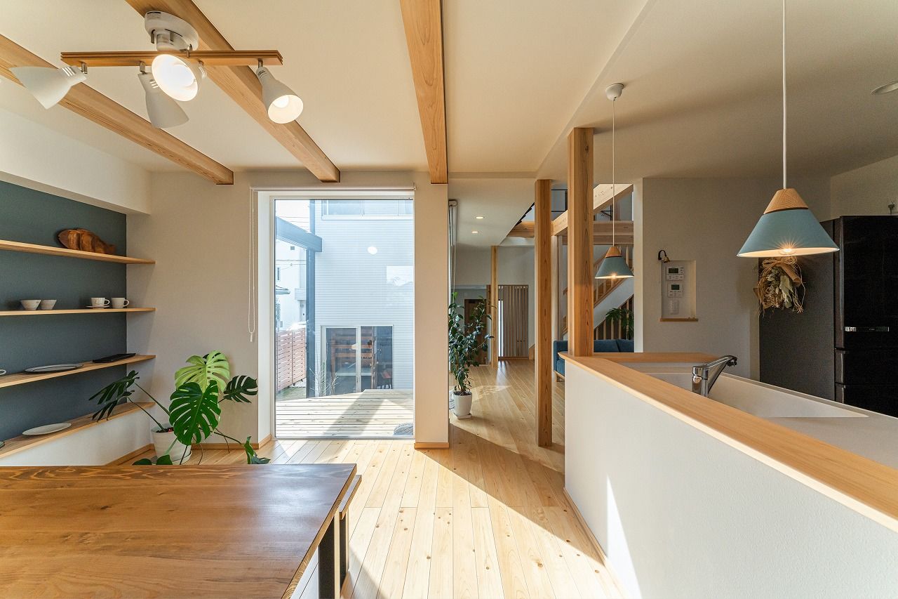 棟匠 ビルトインガレージと半地下空間で趣味を愉しむ。デッキのあるコの字型の木の家の建築実例画像4