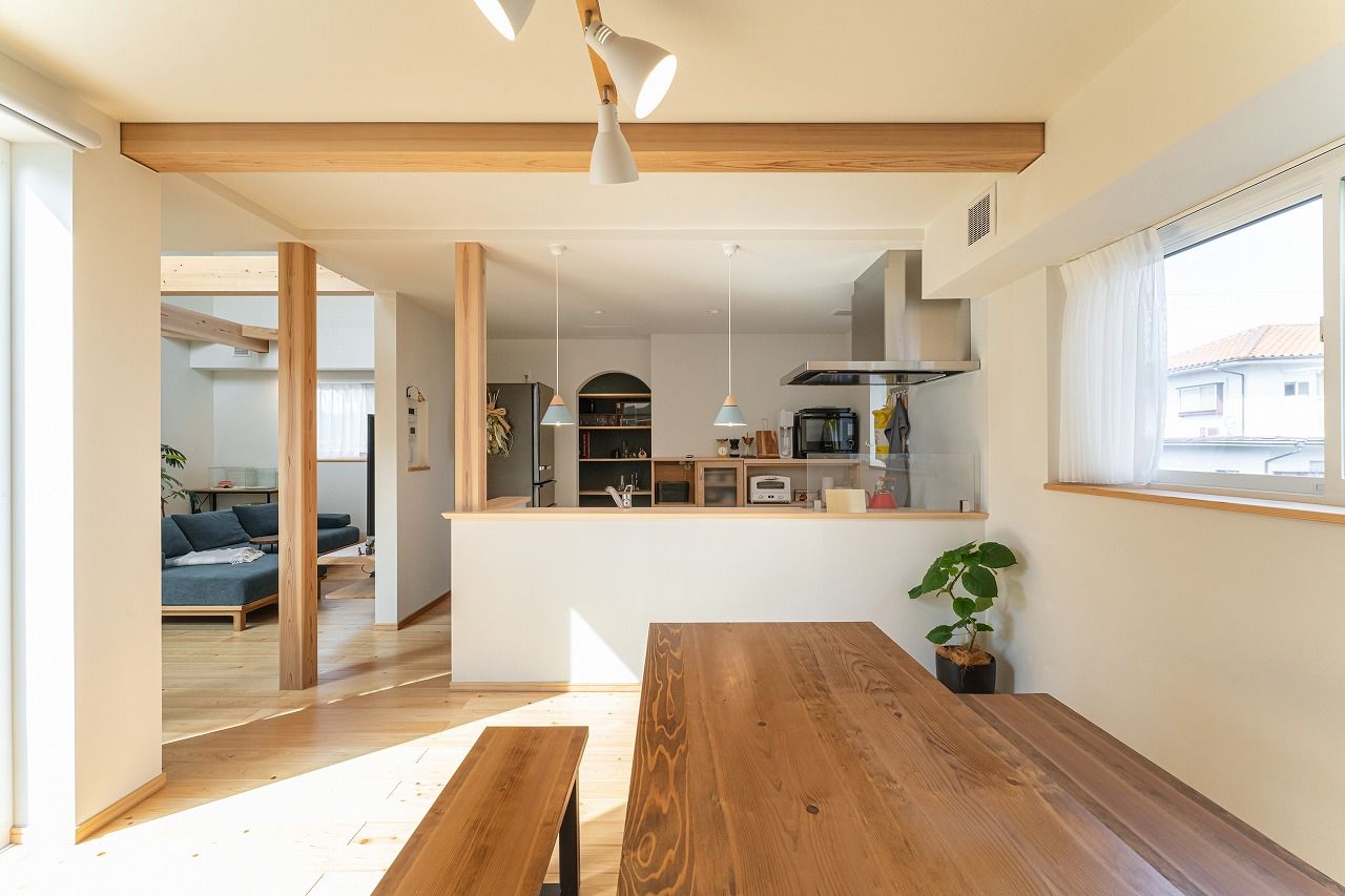 棟匠 ビルトインガレージと半地下空間で趣味を愉しむ。デッキのあるコの字型の木の家の建築実例画像5