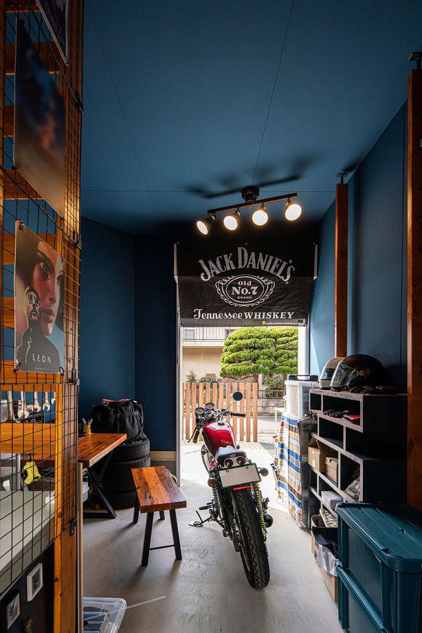 棟匠 ビルトインガレージと半地下空間で趣味を愉しむ。デッキのあるコの字型の木の家の建築実例画像6