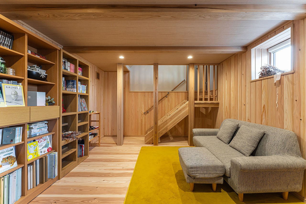 棟匠 ビルトインガレージと半地下空間で趣味を愉しむ。デッキのあるコの字型の木の家の建築実例画像7