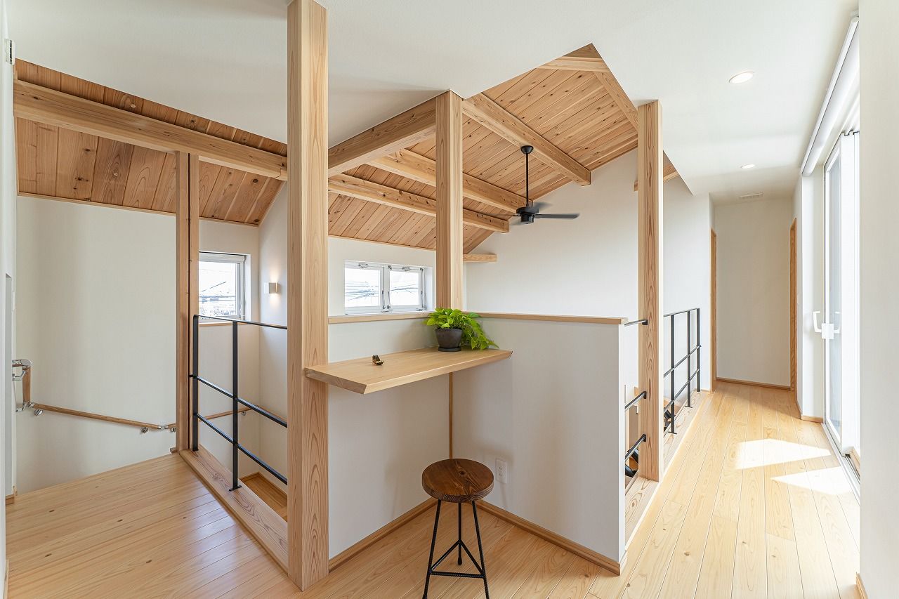 棟匠 ビルトインガレージと半地下空間で趣味を愉しむ。デッキのあるコの字型の木の家の建築実例画像8