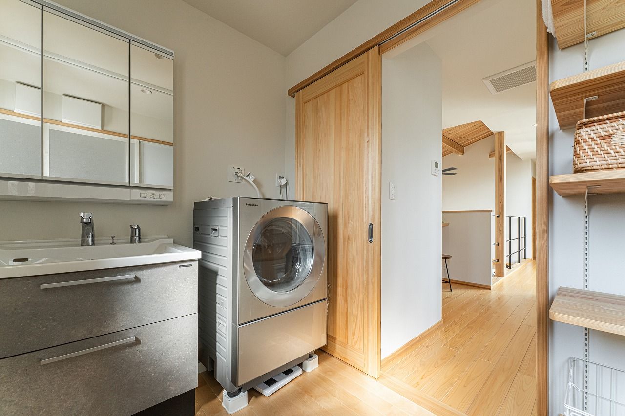 棟匠 ビルトインガレージと半地下空間で趣味を愉しむ。デッキのあるコの字型の木の家の建築実例画像9