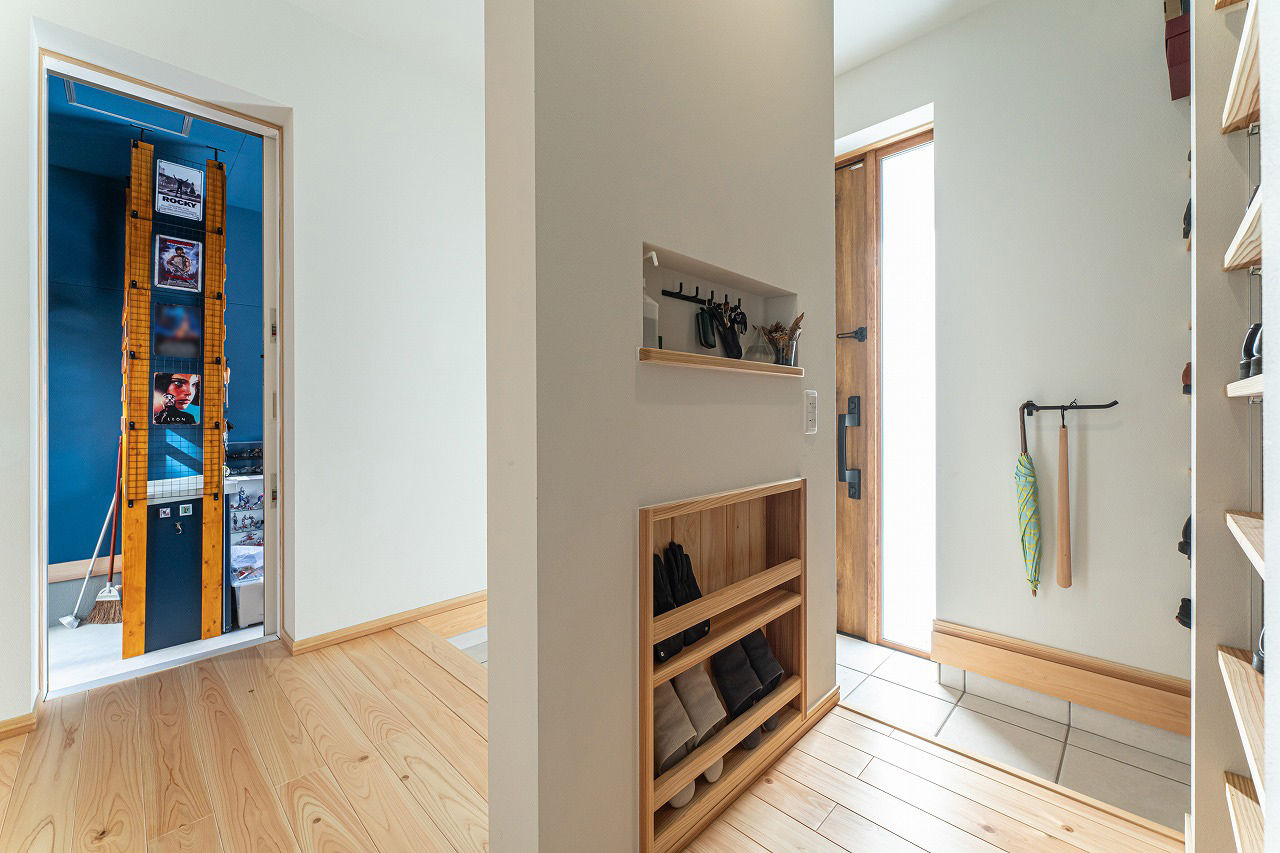 棟匠 ビルトインガレージと半地下空間で趣味を愉しむ。デッキのあるコの字型の木の家の建築実例画像10