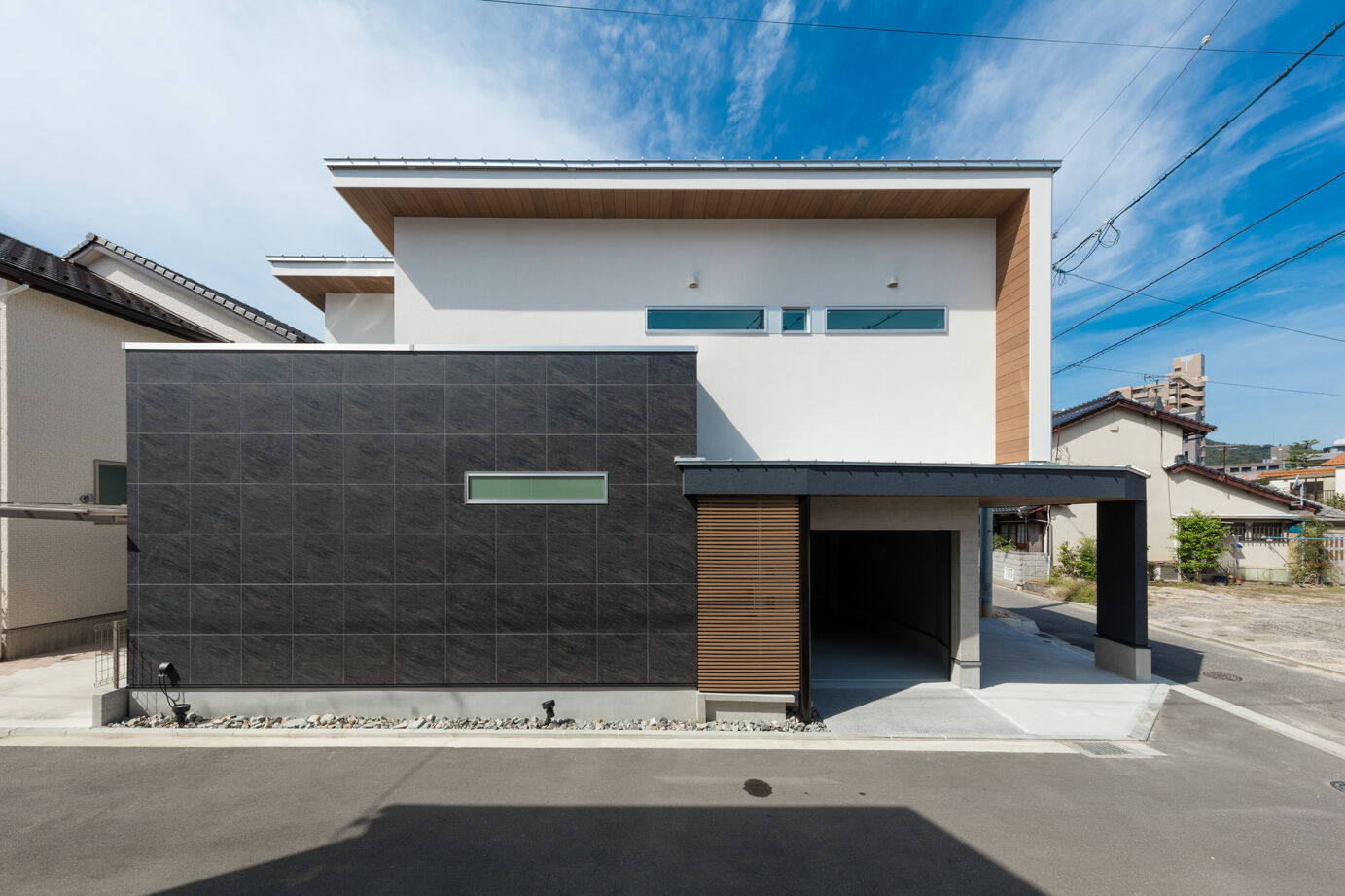 ジューケン 【狭小住宅】約35坪の角地で、3台分のビルトインガレージ、音楽室、中庭のある家の建築実例画像2