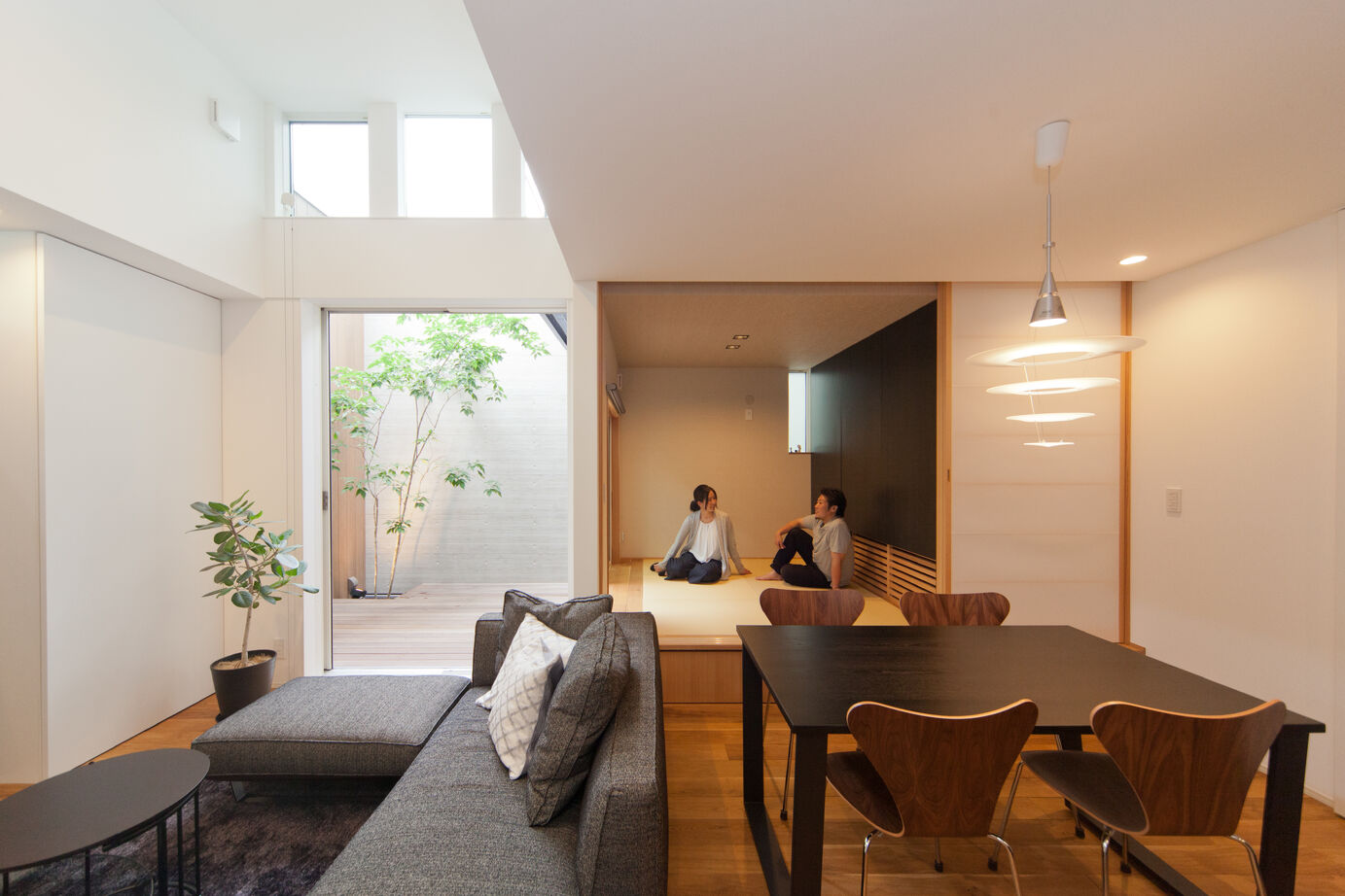 ジューケン 【狭小住宅】約35坪の角地で、3台分のビルトインガレージ、音楽室、中庭のある家の建築実例画像4