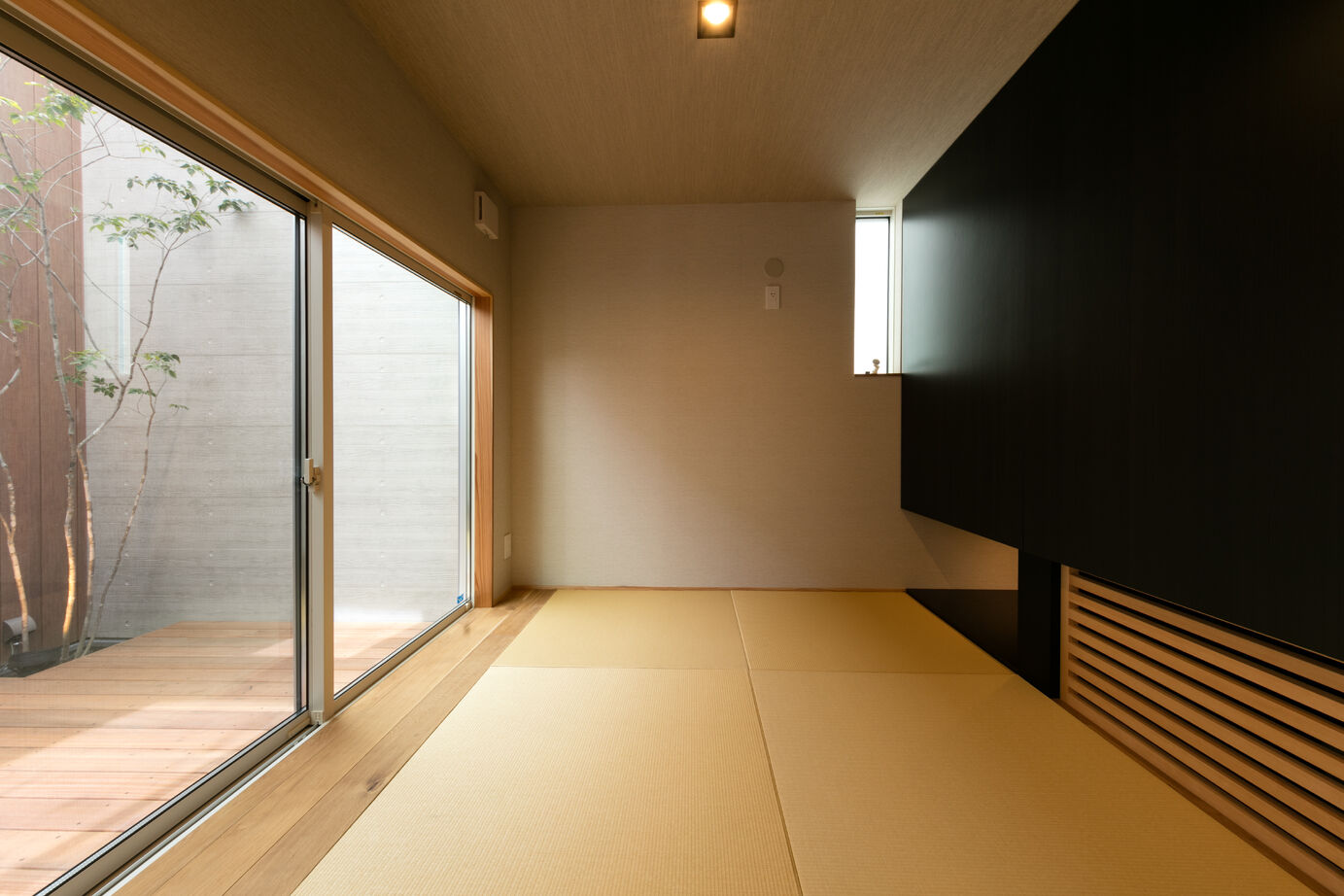 ジューケン 【狭小住宅】約35坪の角地で、3台分のビルトインガレージ、音楽室、中庭のある家の建築実例画像5