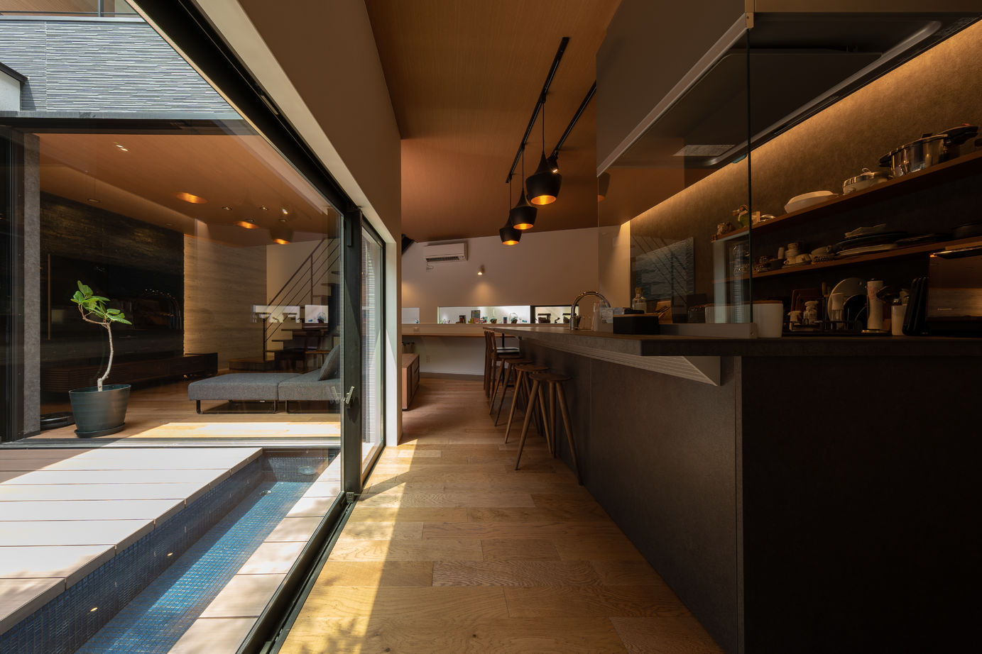 ジューケン 【リゾート感を自邸に】40坪の整形地／非日常テイストが漂う“水盤がある”中庭ライフを満喫の建築実例画像2