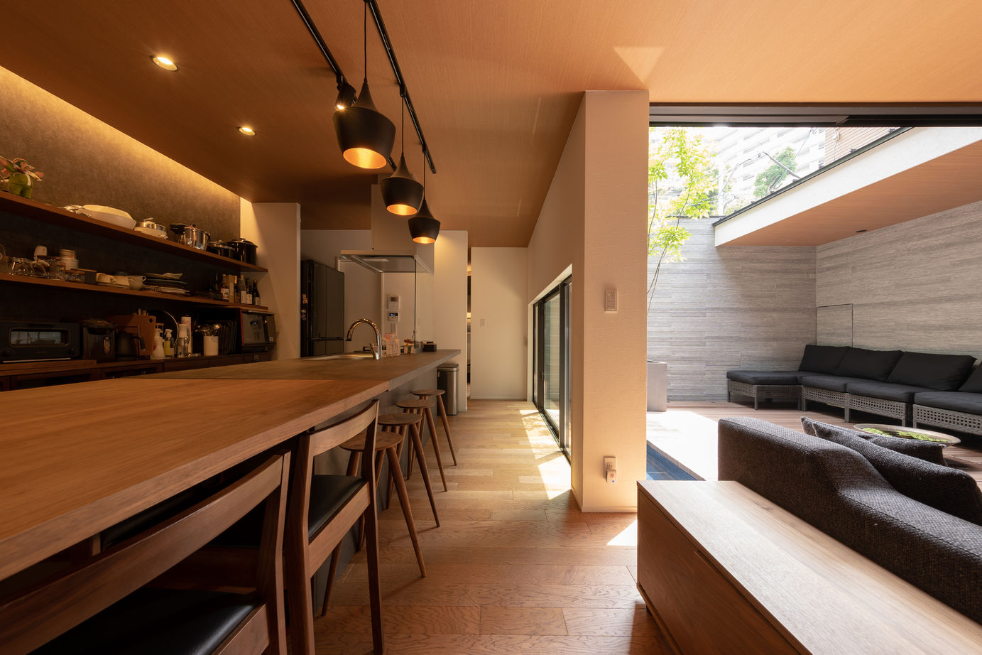 ジューケン 【リゾート感を自邸に】40坪の整形地／非日常テイストが漂う“水盤がある”中庭ライフを満喫の建築実例画像3