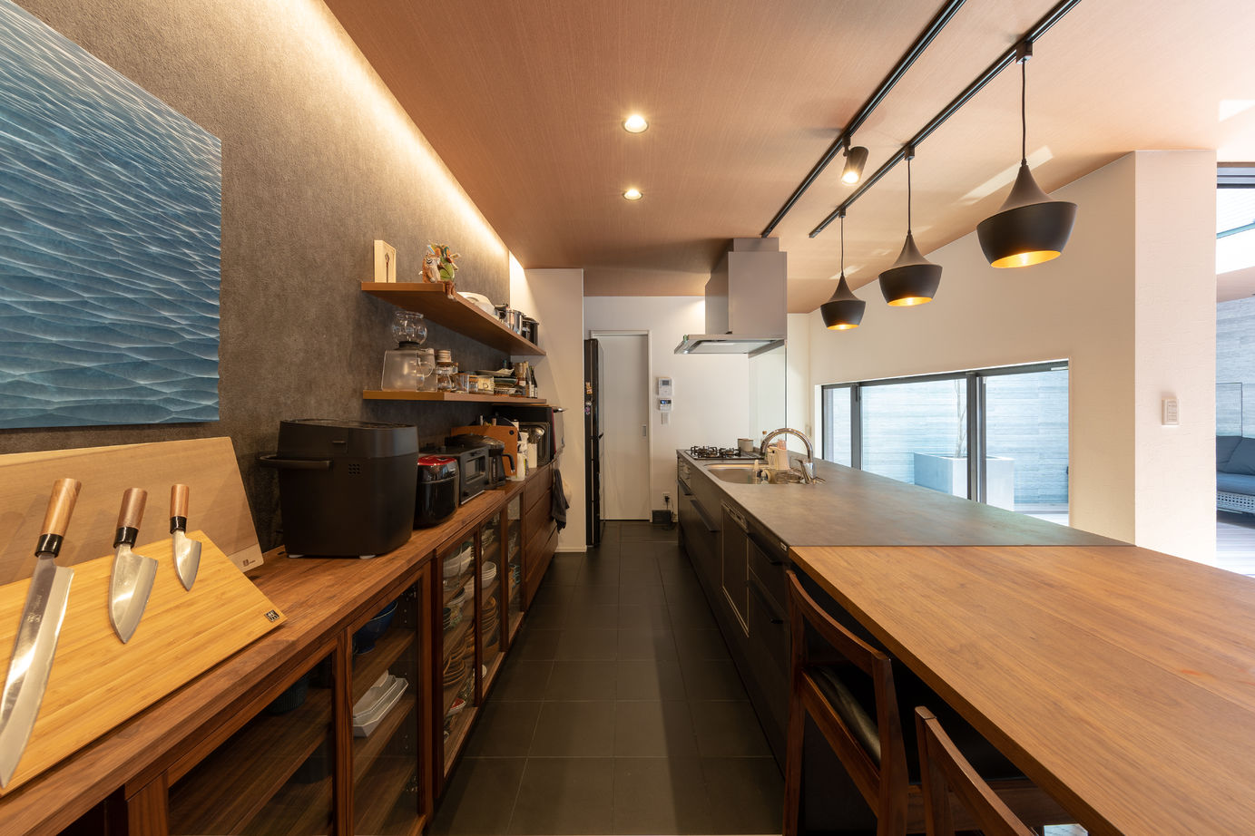 ジューケン 【リゾート感を自邸に】40坪の整形地／非日常テイストが漂う“水盤がある”中庭ライフを満喫の建築実例画像4