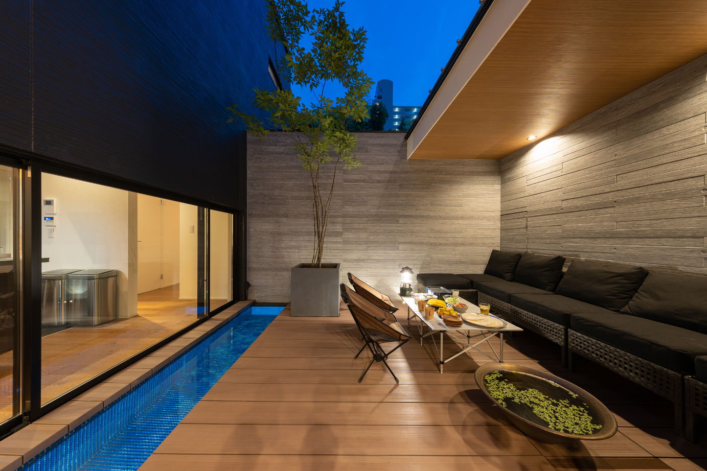 ジューケン 【リゾート感を自邸に】40坪の整形地／非日常テイストが漂う“水盤がある”中庭ライフを満喫の建築実例画像8