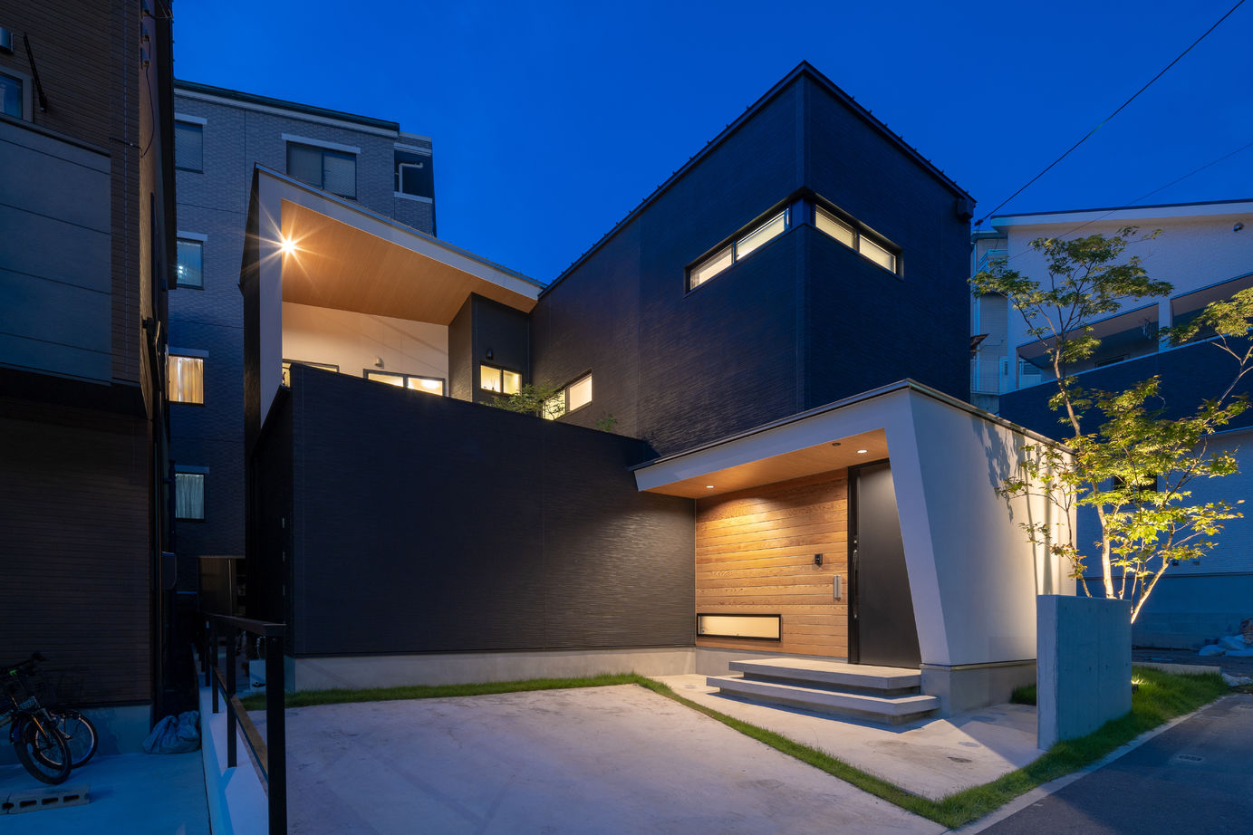 ジューケン 【リゾート感を自邸に】40坪の整形地／非日常テイストが漂う“水盤がある”中庭ライフを満喫の建築実例画像10