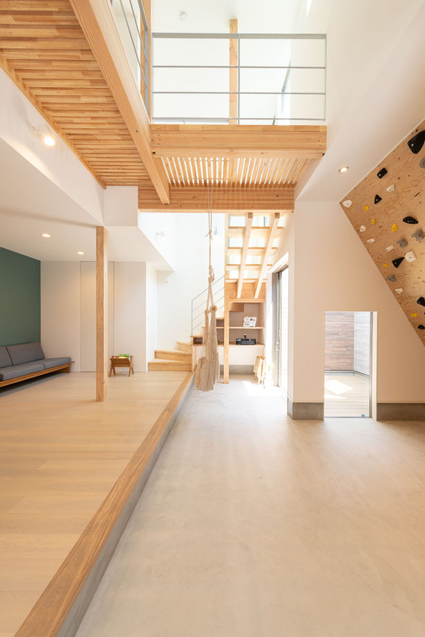 ジューケン 【街中密集地】密集地でも空を取り込んだ、家事ラクで子育てしながらボルダリングも楽しめる家 の建築実例画像2