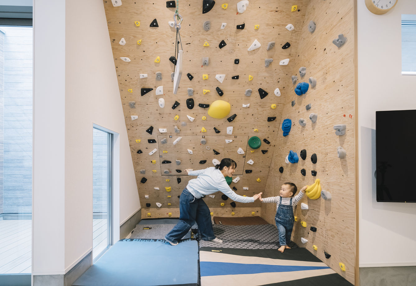 ジューケン 【街中密集地】密集地でも空を取り込んだ、家事ラクで子育てしながらボルダリングも楽しめる家 の建築実例画像4