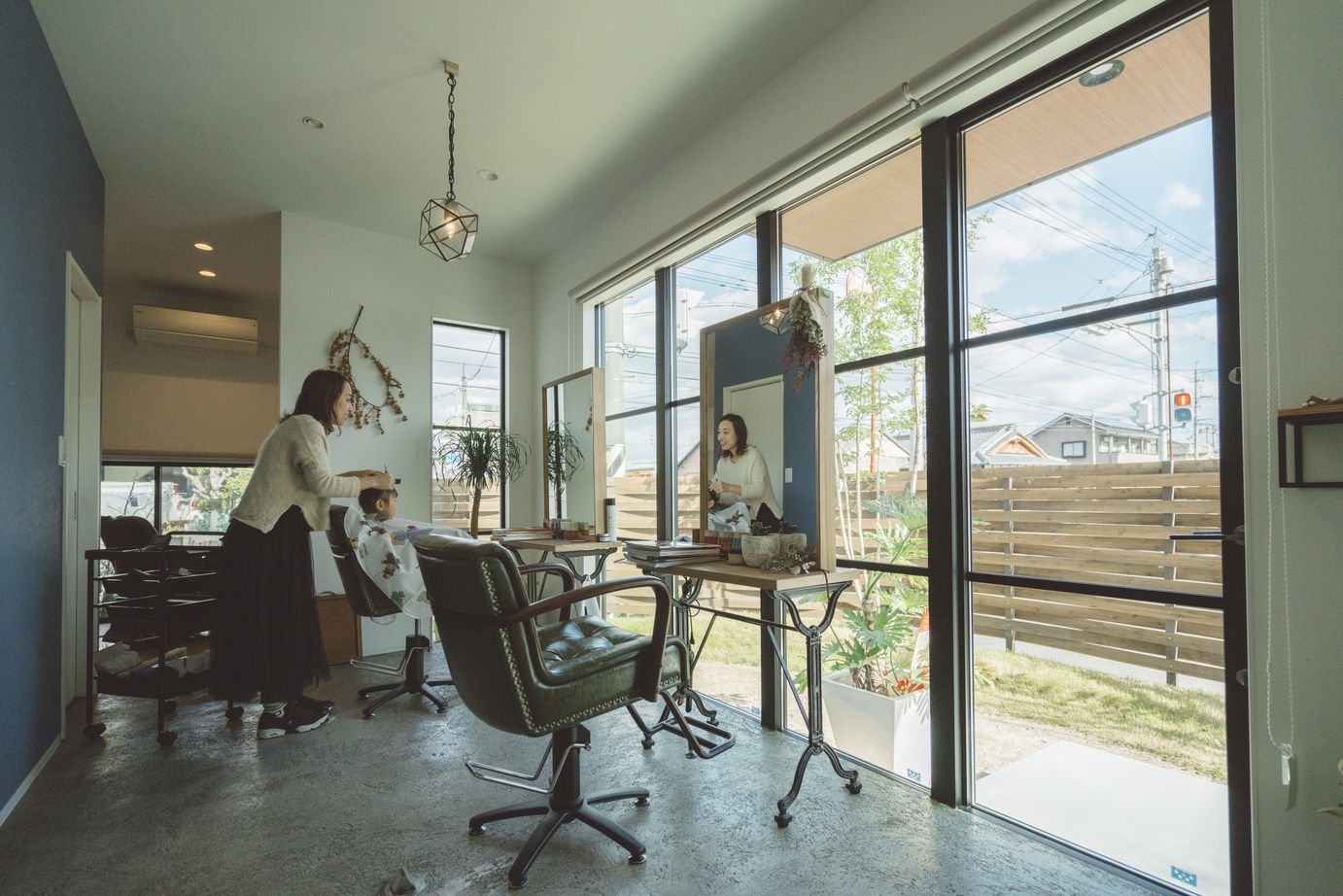 ジューケン 【角地/店舗併用住宅】空と庭を眺める店舗と寛ぎの住宅を土間リビングでつなげた店舗併用住宅の建築実例画像2