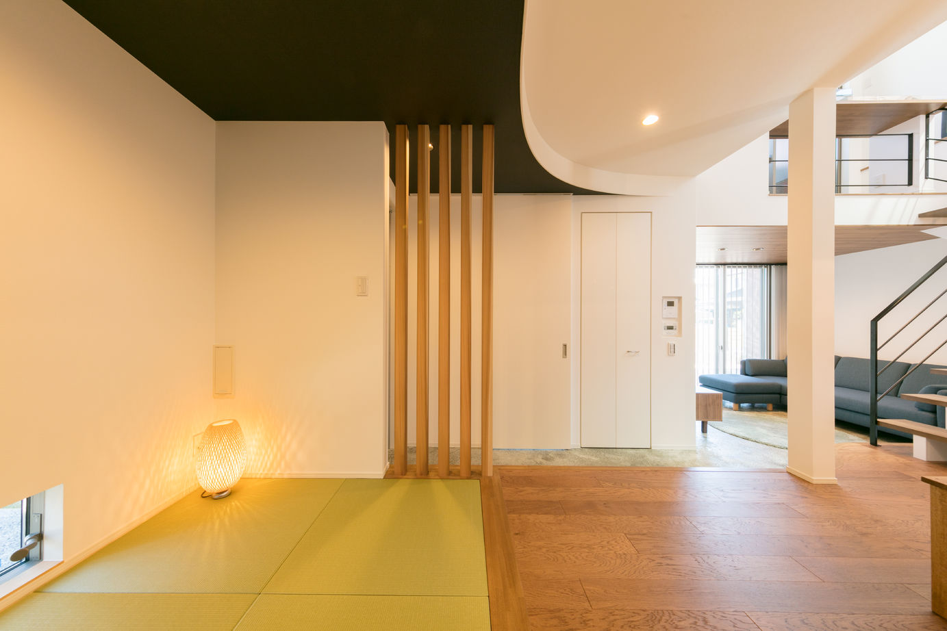 ジューケン 【角地/店舗併用住宅】空と庭を眺める店舗と寛ぎの住宅を土間リビングでつなげた店舗併用住宅の建築実例画像5