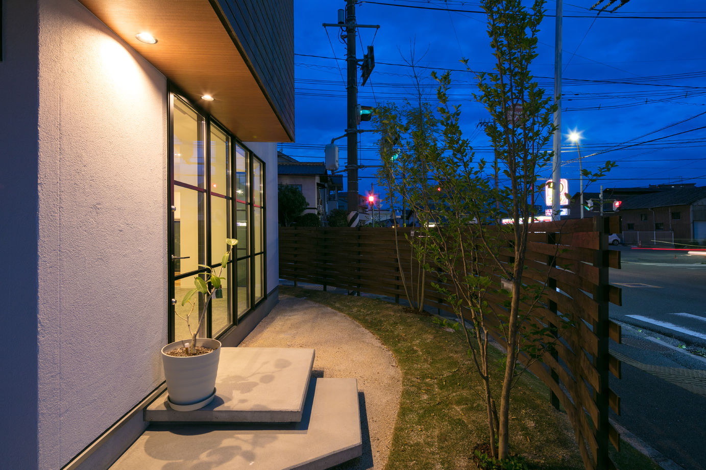 ジューケン 【角地/店舗併用住宅】空と庭を眺める店舗と寛ぎの住宅を土間リビングでつなげた店舗併用住宅の建築実例画像9