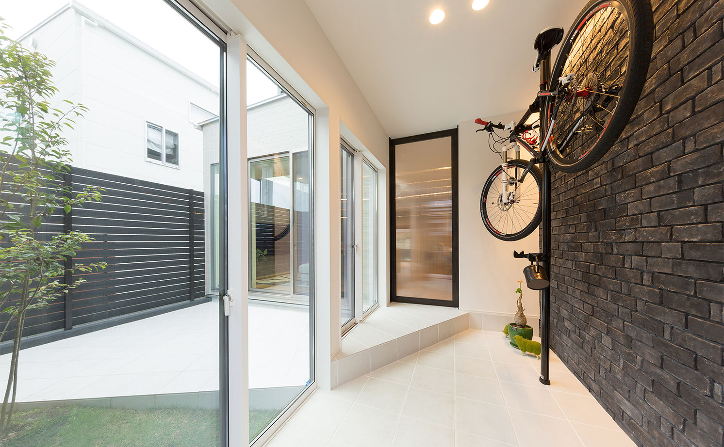 ジューケン 【変形地／約60坪の旗竿地】住宅密集地を「設計力×外構」でカバー／ 人目を気にせず明るく豊かな暮らしをの建築実例画像2