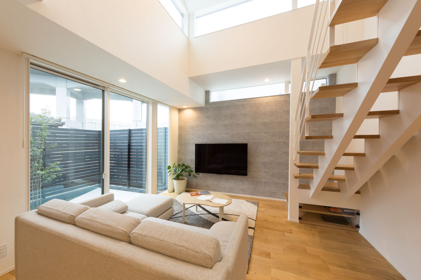 ジューケン 【変形地／約60坪の旗竿地】住宅密集地を「設計力×外構」でカバー／ 人目を気にせず明るく豊かな暮らしをの建築実例画像3