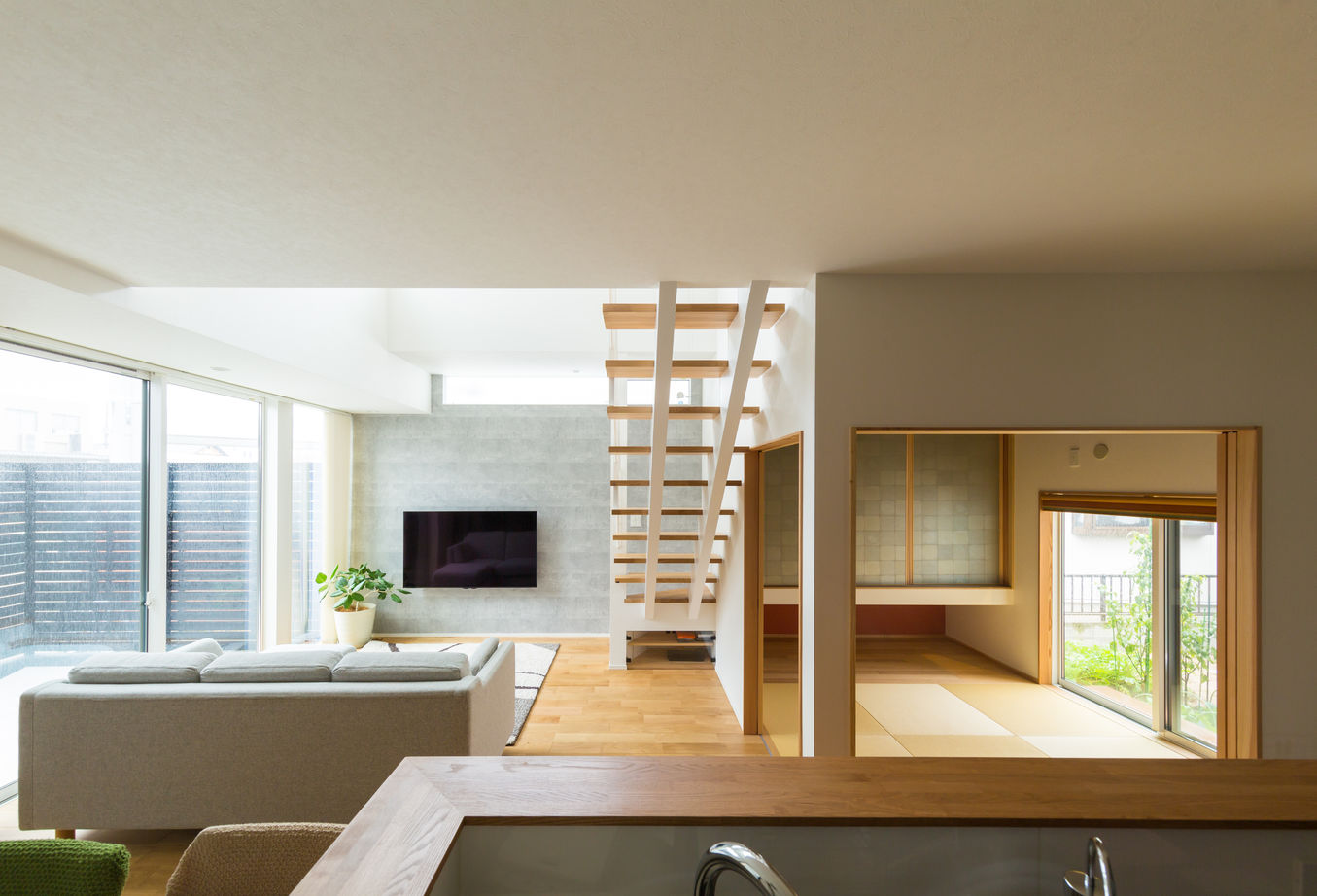 ジューケン 【変形地／約60坪の旗竿地】住宅密集地を「設計力×外構」でカバー／ 人目を気にせず明るく豊かな暮らしをの建築実例画像6