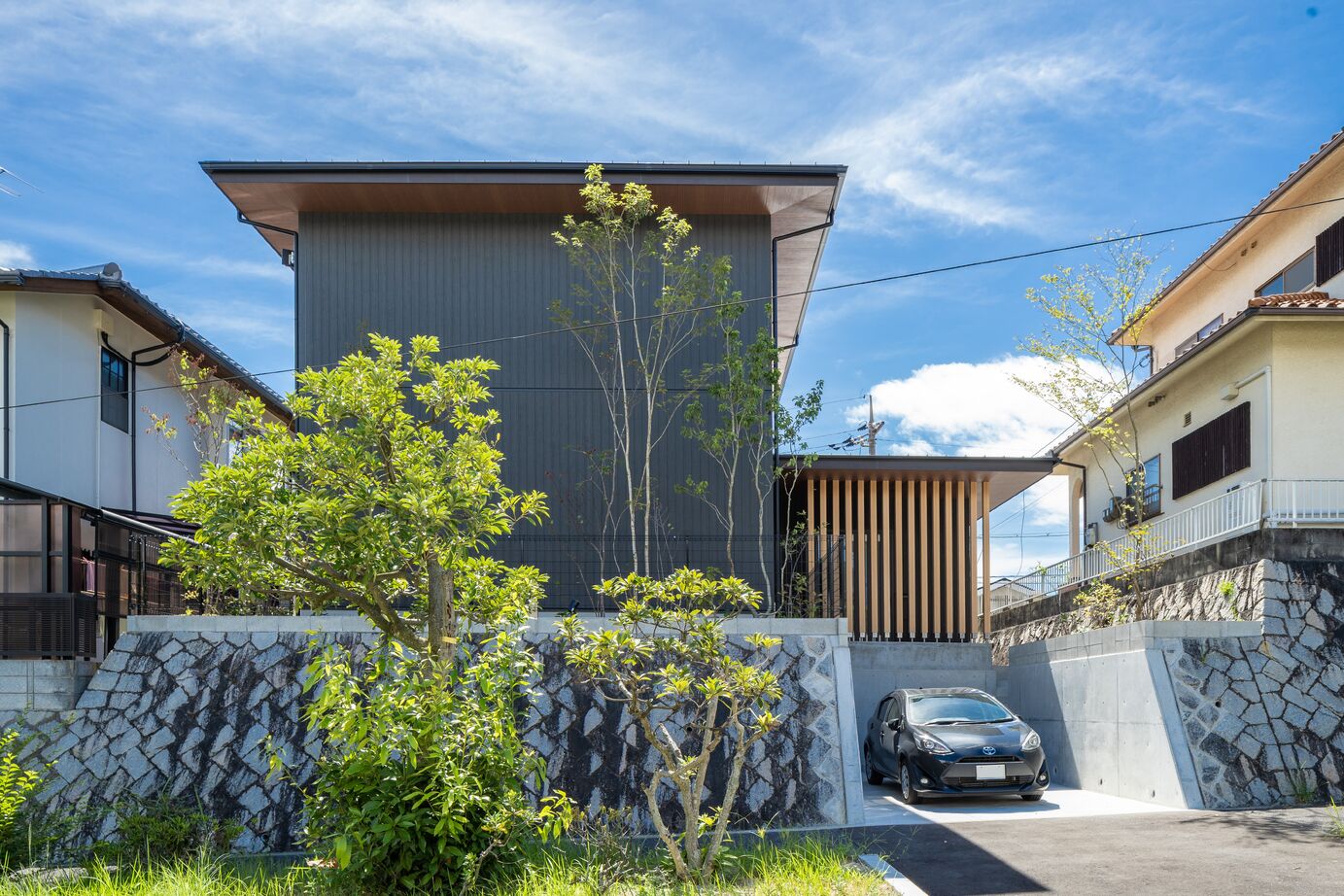 ジューケン 【大型整形地】海と外を望むダイナミックなテラスと内外を融合した水庭で非日常感のある家の建築実例画像2