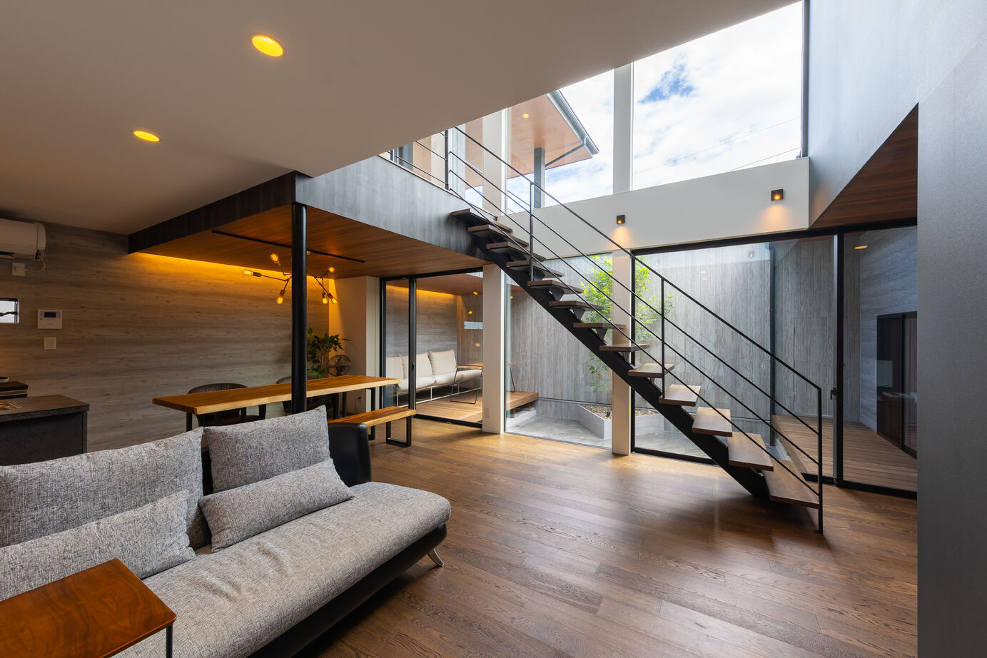 ジューケン 【大型整形地】海と外を望むダイナミックなテラスと内外を融合した水庭で非日常感のある家の建築実例画像3