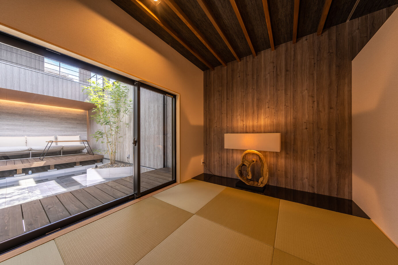 ジューケン 【大型整形地】海と外を望むダイナミックなテラスと内外を融合した水庭で非日常感のある家の建築実例画像4