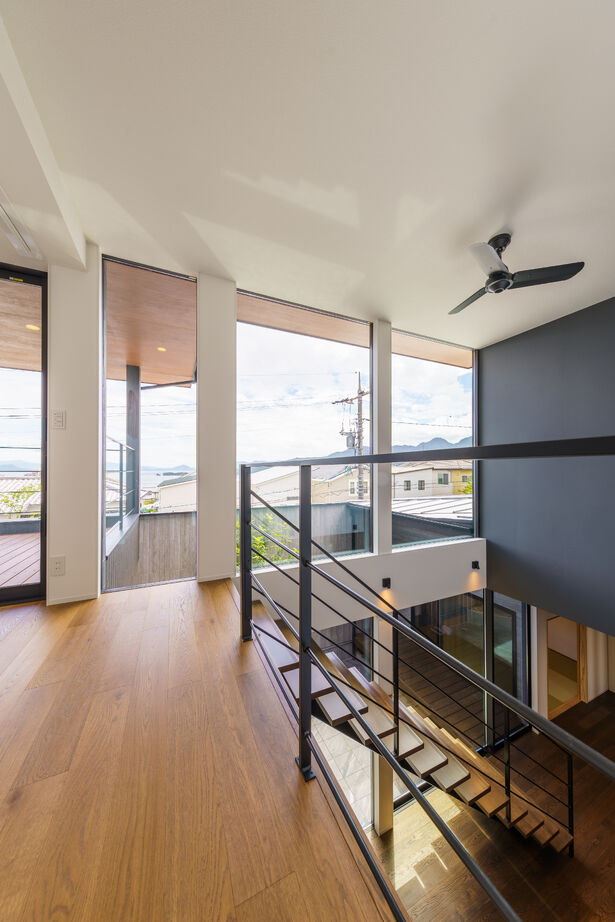 ジューケン 【大型整形地】海と外を望むダイナミックなテラスと内外を融合した水庭で非日常感のある家の建築実例画像5