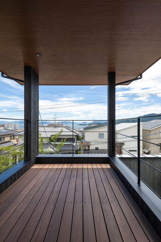 ジューケン 【大型整形地】海と外を望むダイナミックなテラスと内外を融合した水庭で非日常感のある家の建築実例画像6