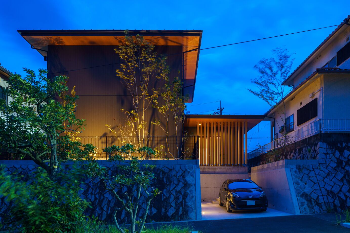 ジューケン 【大型整形地】海と外を望むダイナミックなテラスと内外を融合した水庭で非日常感のある家の建築実例画像9